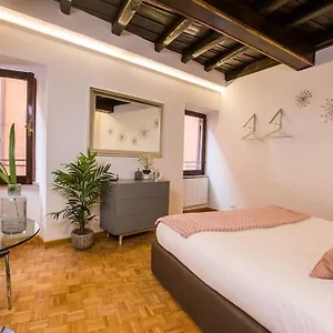 Girolamo's Jacuzzi Place Apartment